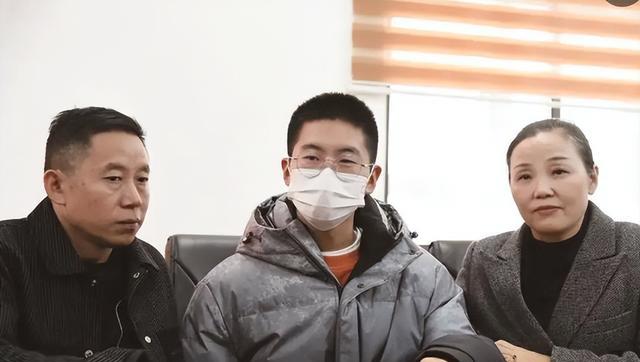 原生家庭|孙卓放暑假,归家大半年气质明显有变化,弟弟夏令营十分抢镜