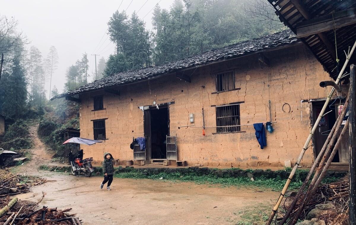 当年为了争土地两个伯伯跟我们大打出手,如今他们两家已物是人非