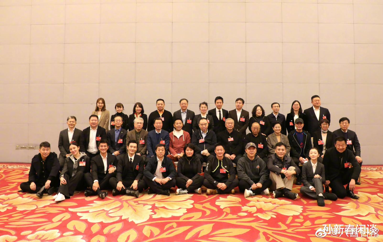 沈腾|沈腾啥也没干,只是站在那里就很好笑!这种大合照他真的太喜感了