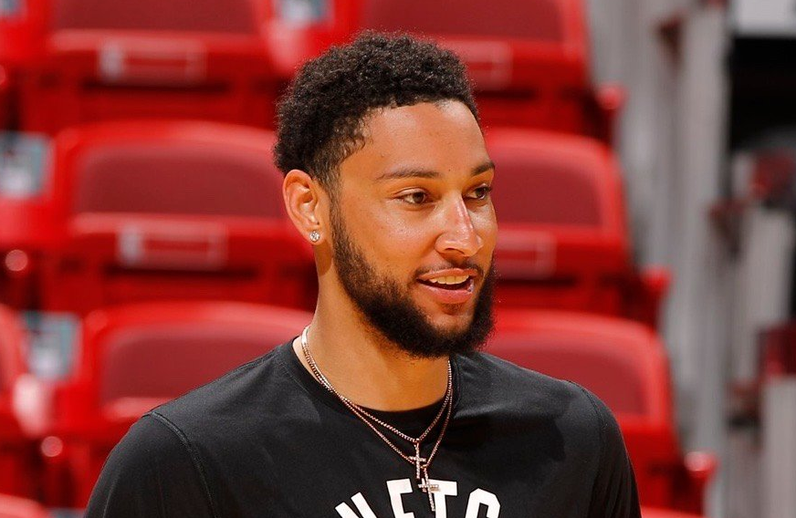 西蒙斯|唏嘘！NBA又一巨星动手术，公开打脸主帅，1秒不打躺赚3300万