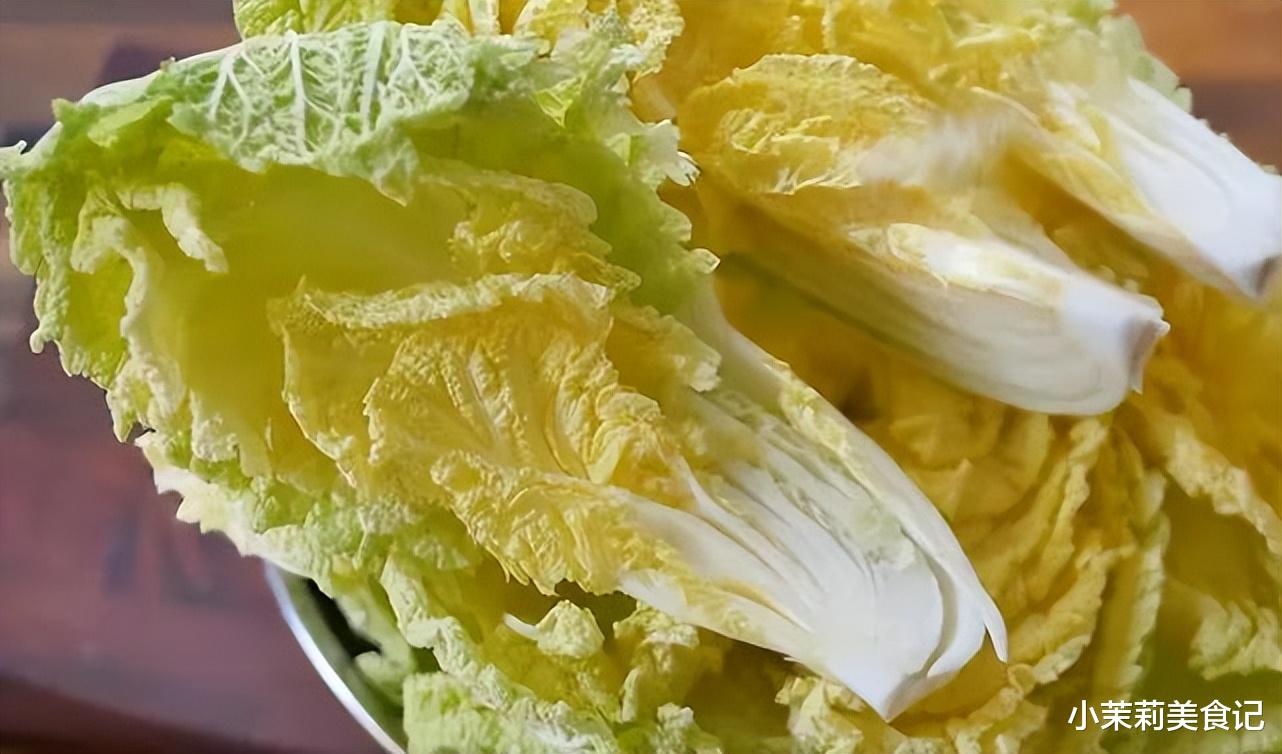 腌酸菜，只放盐容易长白膜，牢记3点，酸菜酸脆爽口不发黑不变质