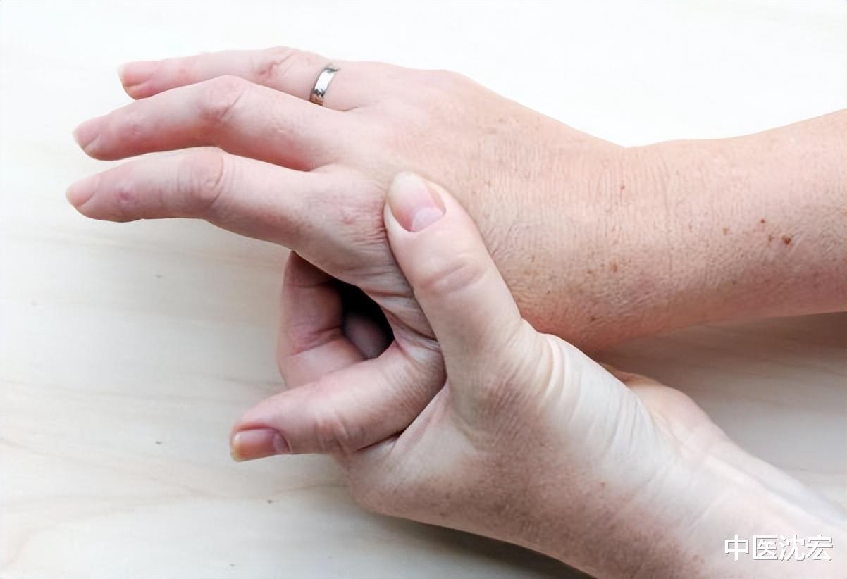 经络|手脚麻木?原来是这里出了问题,教你一个中成药,养经络,补肝肾