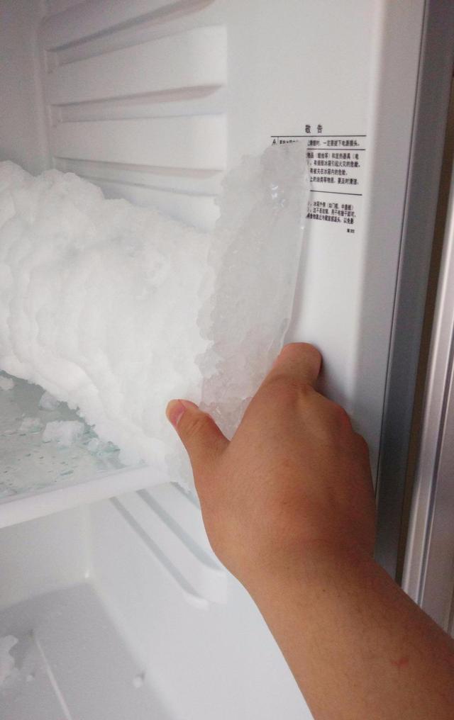 |冰箱冷藏室积水结冰怎么办?一根铁丝+一杯水,轻轻松松就能解决