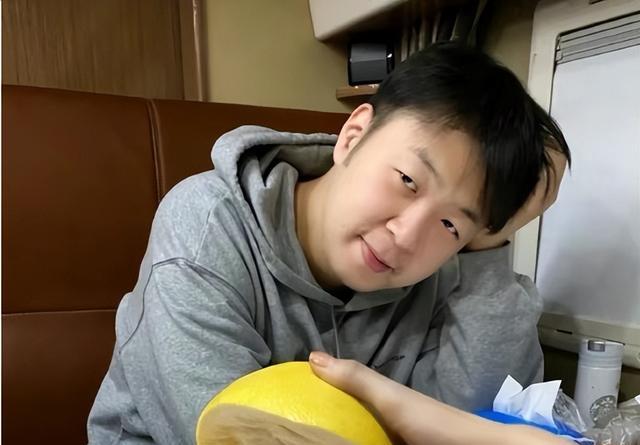 杜海涛 网友街头偶遇杜海涛，素颜+暴瘦的他，简直成了个小老头！