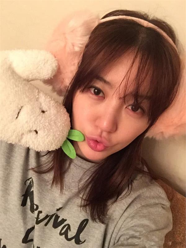 补水 僵脸丰唇尹恩惠急甩20斤消失5年复出被群嘲,她换了一只唇膏而已