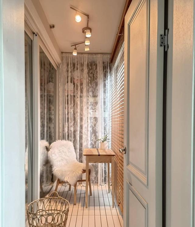 80出租房,小姐姐花时间改造下,客厅只刷白墙,也足够舒适温馨