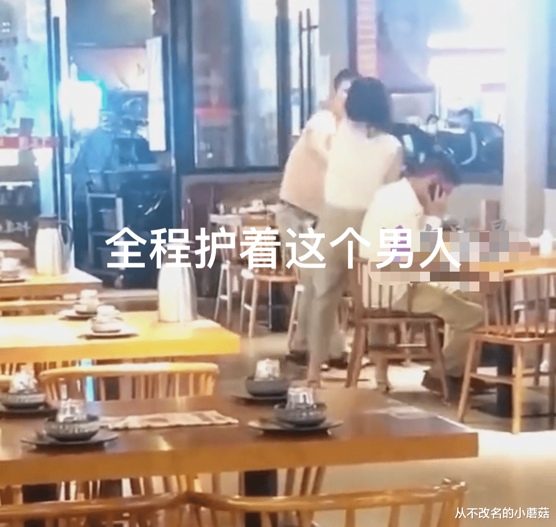 男子撞破妻子跟他人约会,夫妻俩吵成一团,男子旁边淡定玩手机