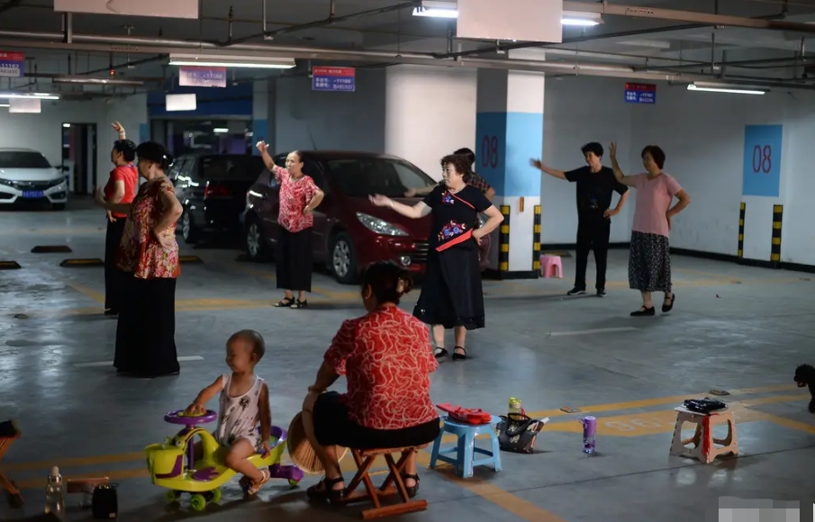 地下车库成广场，大妈跳舞、小孩遛狗，业主每天去捧场