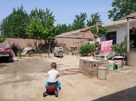 32岁大龄剩女的婚房,满地泥巴的农家小院,嫁人真不能将就啊!