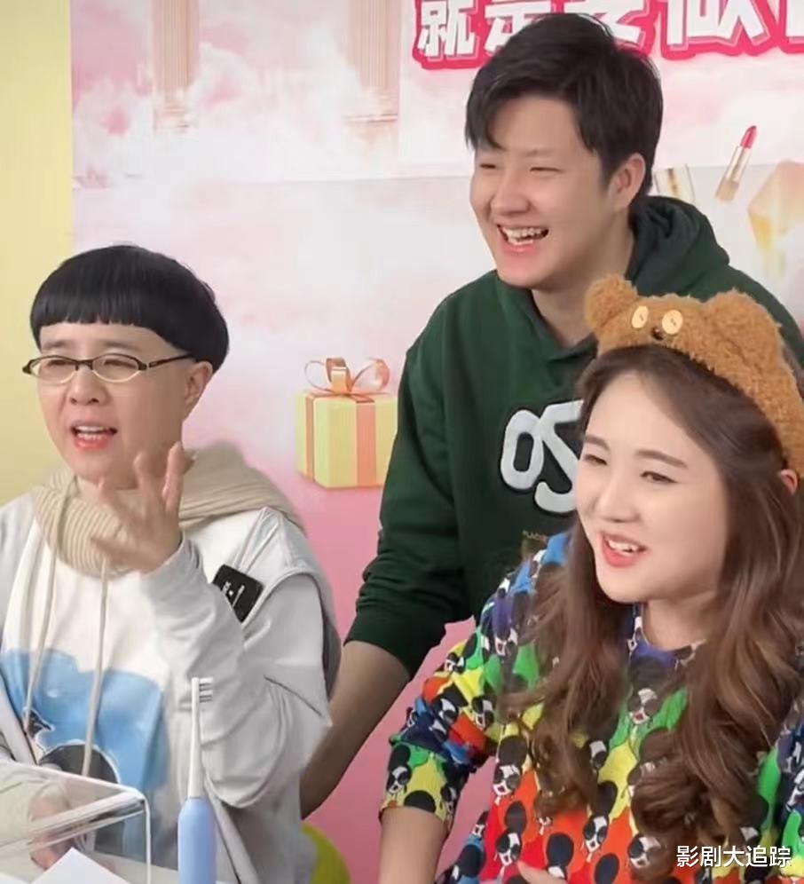 |金龟子携女婿首亮相，网友皆夸两人有夫妻相，男方深情注视见幸福