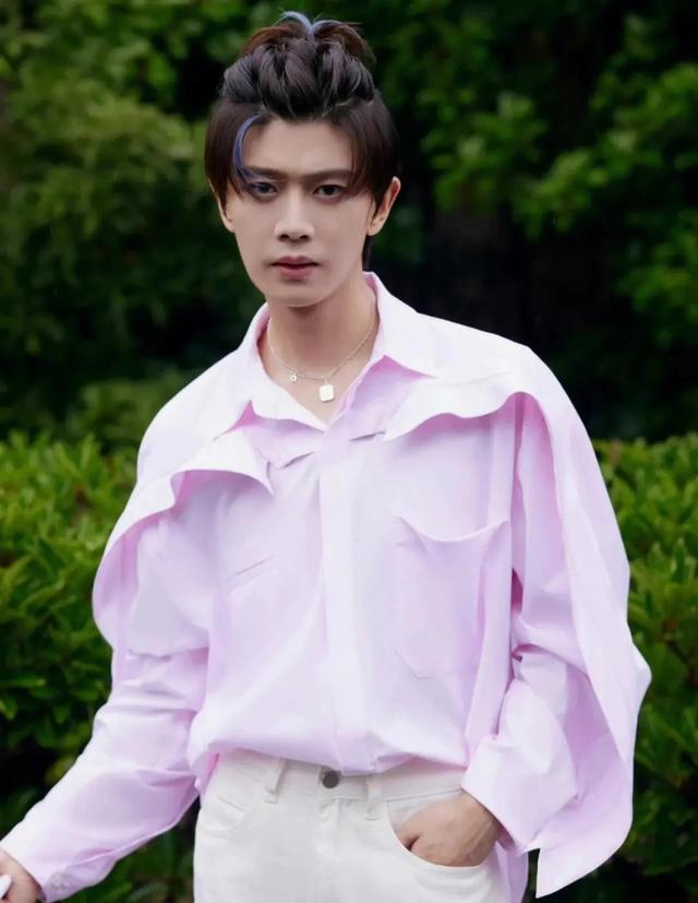 赵露思|导演付宁去世， 肖战赵露思任嘉伦悼念，网友热议不断！