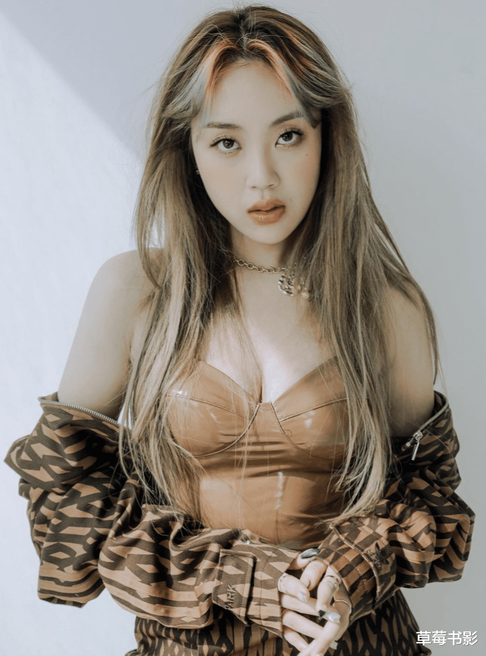 mv 全网群嘲的“肥胖搞笑女”逆袭成辣妹女神!极品身材震惊网友:姐很高贵,你们不配!