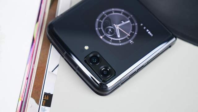 三星|折叠屏进入主力时代：moto razr 2022高能配置还原舒适体验
