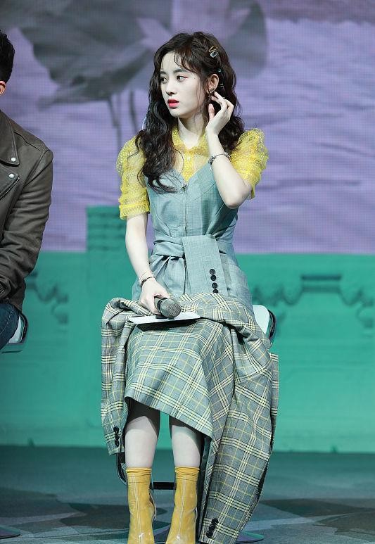 泡泡袖|别看鞠婧祎个子不高,但长得真挺甜,穿泡泡袖好像18岁