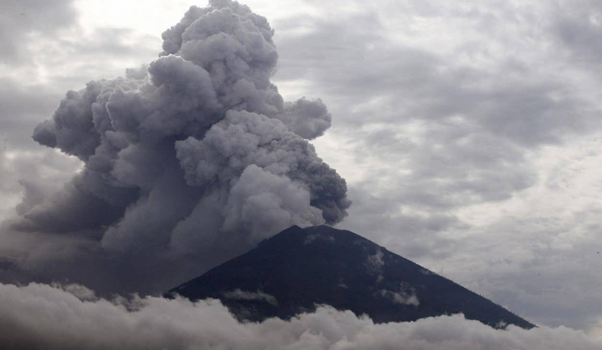 地球要进入极寒期?智利拉斯卡尔火山又喷发了,现6000米火山灰柱