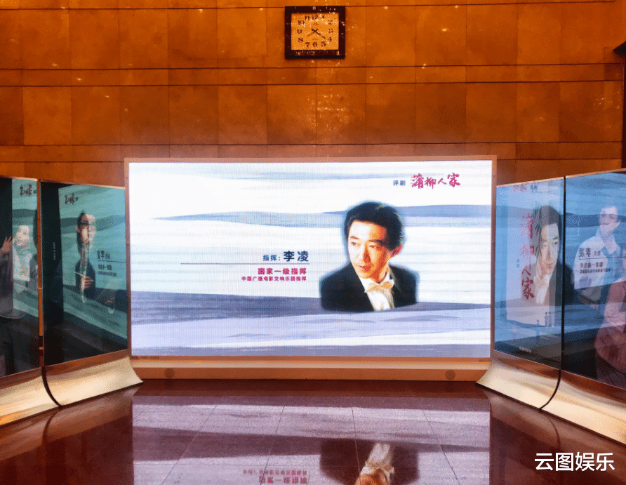 林芳兵|林芳兵携子现身支持老公演出，一家三口颜值高，22岁儿子太像妈妈