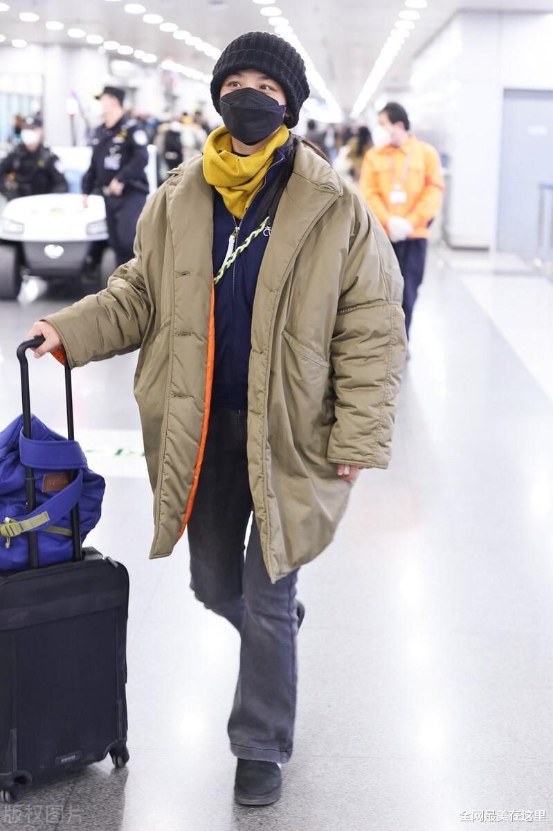 汤唯|汤唯斩获影后更低调，穿宽松棉服像个“小老太”，素颜出镜认不出