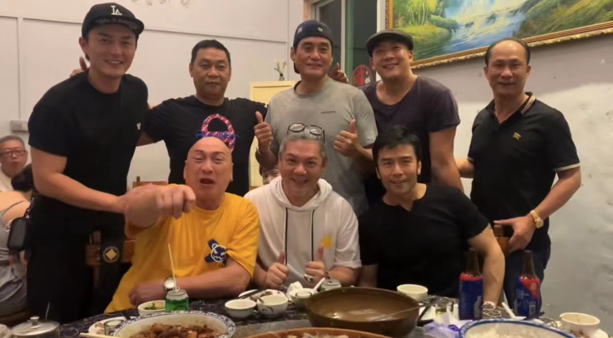TVB|TVB戏骨在内地小饭馆聚餐！汤镇业健壮面色通红，王俊棠携妻露面