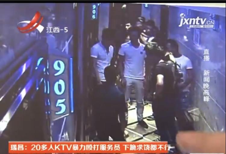 太猖狂了!服务员下跪后,还遭到20多人的殴打,就连劝说的陌生人也被群殴