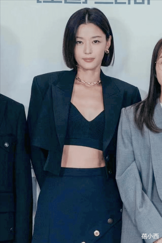 营养师 “全智贤”终于换了短发，穿一身黑秀高挑身材，确实是不败女神