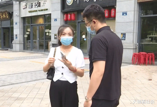 浙江一女子去参加展销会,怀疑包被保洁员偷走,女子:价值3万