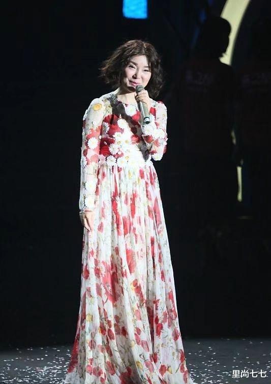 陈红真长胖不少啊！花裙配离子烫，衬得圆脸肿了一圈