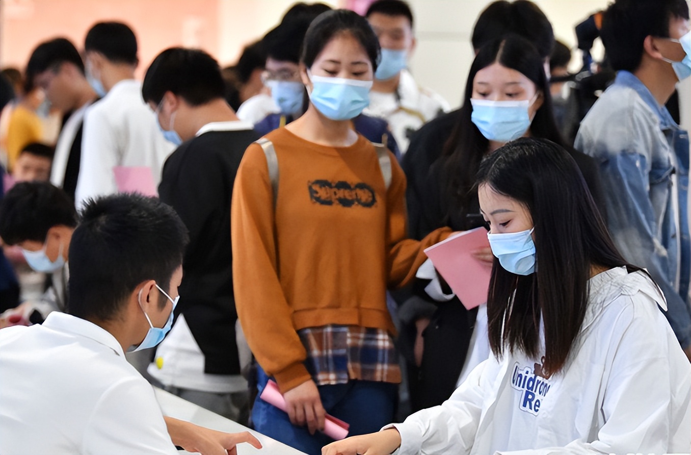 00后|“下班时间,不谈工作只说情怀”,公司肆意降薪,00后却集体摆烂