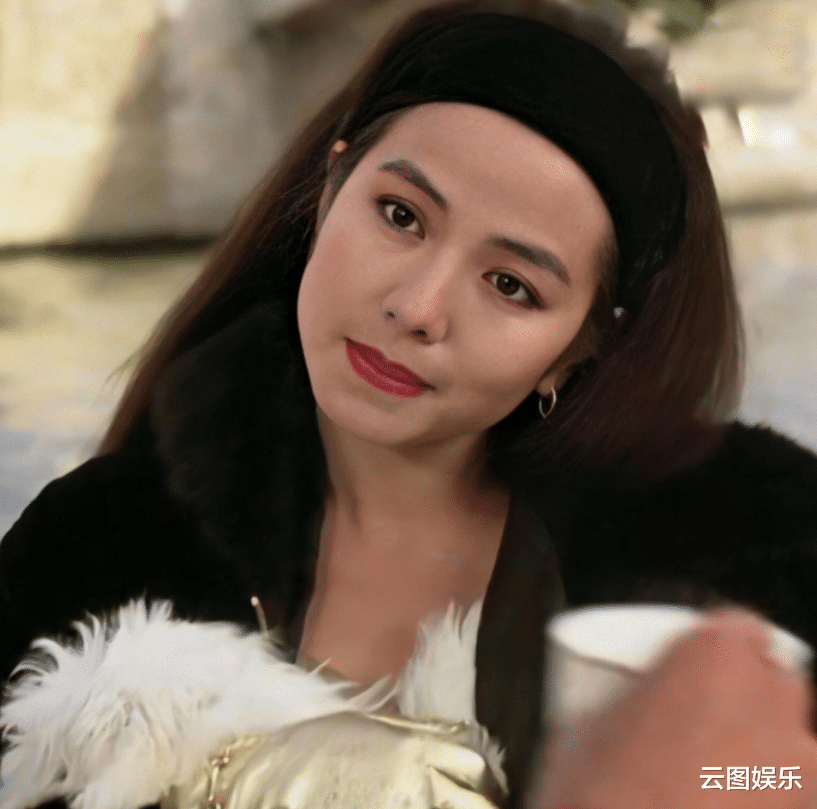 钟楚红|钟楚红现身废品回收站，摘下口罩张开双臂很兴奋，满地垃圾不嫌脏