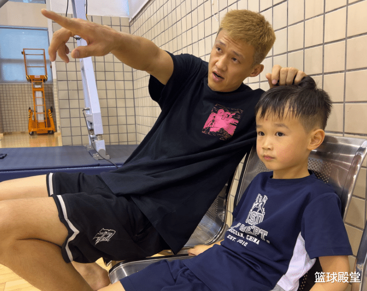 官宣|官宣!周鹏假期太悠闲!搂着老婆秀恩爱,陪伴小九九,难得的相聚