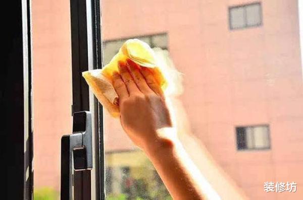 擦玻璃还是用抹布和清水?看看我家的实用小妙招,省时省力还干净