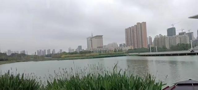 假证疑云仍在?郭希宽返回驻马店,分享雨后美景,再遭网友喊话