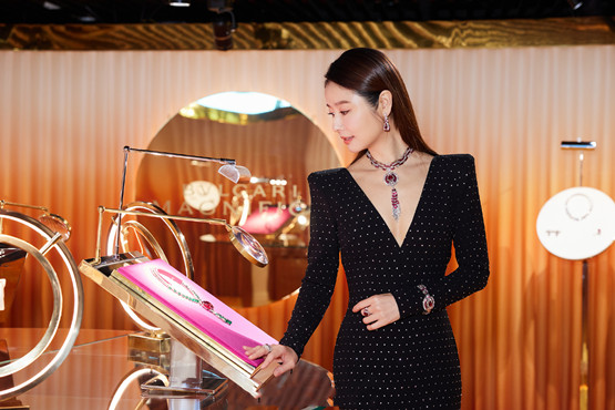 求职|林心如拍摄美酒广告太撩人！穿职场装有了女总裁范，关键身材纤细惹人羡