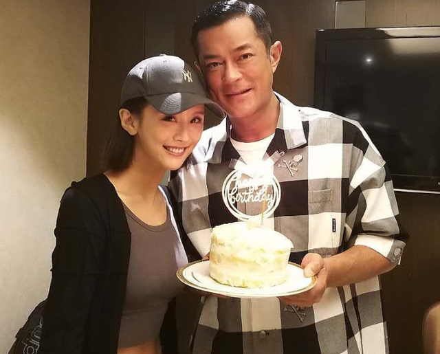 古天乐|古天乐参加派对,被38岁女星紧贴身上合影