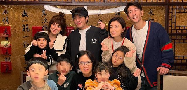 贾静雯|贾静雯妈妈正面照曝光,母女同框逆龄神似姐妹