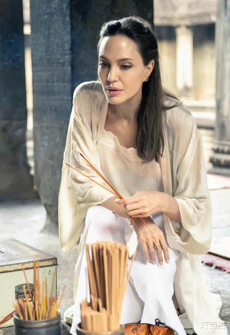 安吉丽娜·朱莉|迷恋安吉丽娜朱莉是有原因的!年近50岁还能这么美,太少见了