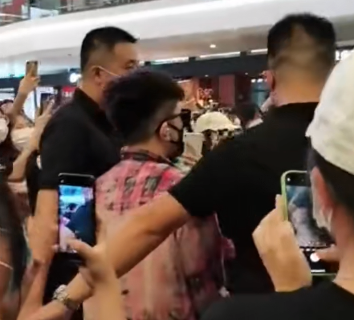 张大大|龚俊的站姐陪朋友追星，机场等到的是张大大，边拍视频边嘲笑