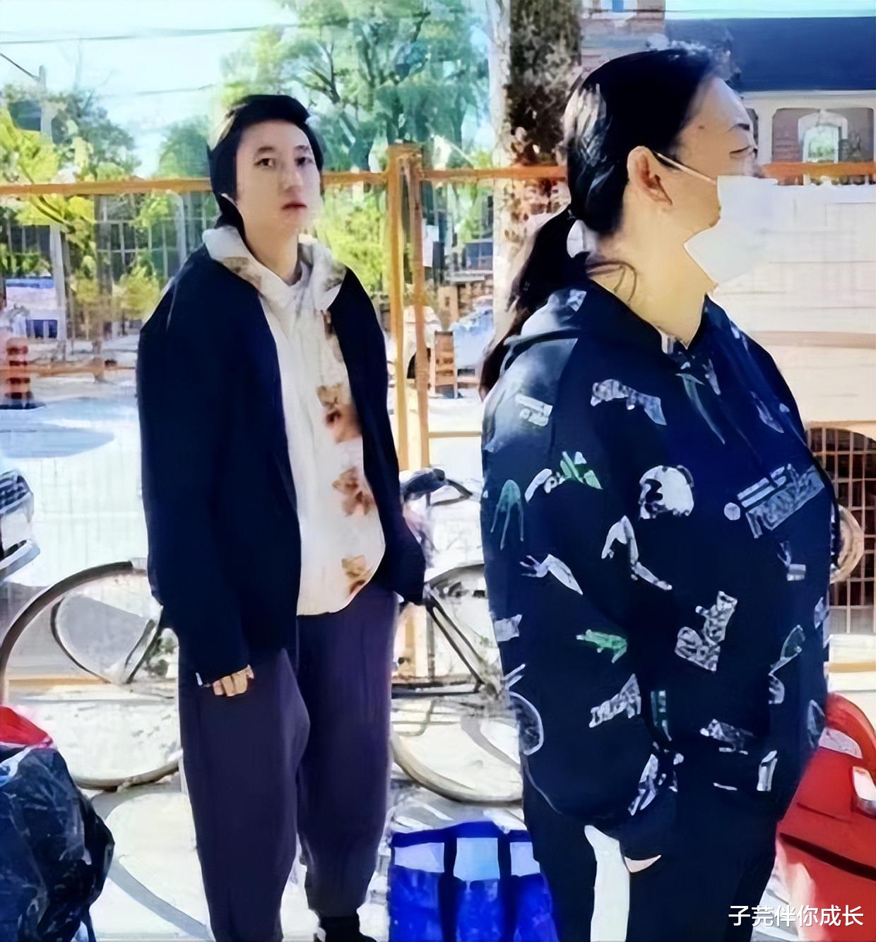 吴卓林|成龙女儿领救济粮刺痛了谁?吴卓林目光无神,内搭透露童心