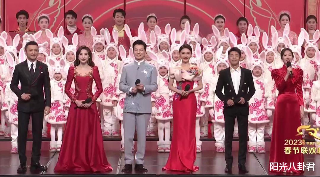 邓超|春晚女主持状态:龙洋站稳C位,马凡舒破音,新人王嘉宁表现不俗