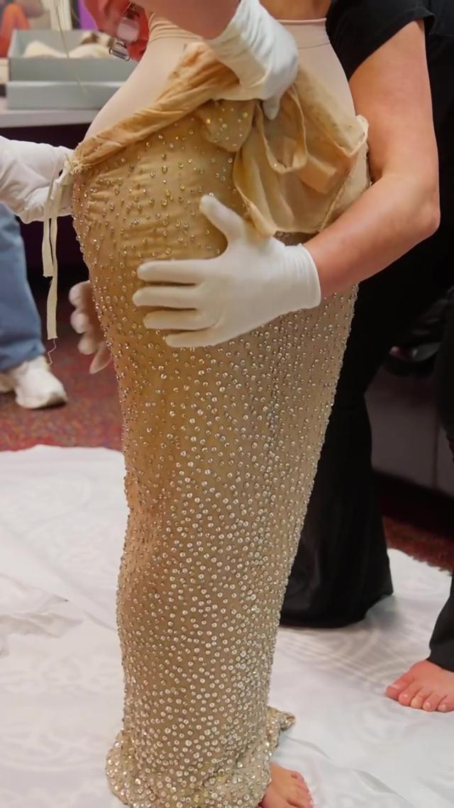 金·卡戴珊|金·卡戴珊为穿下这件玛丽莲·梦露的礼裙，三周减了7公斤多