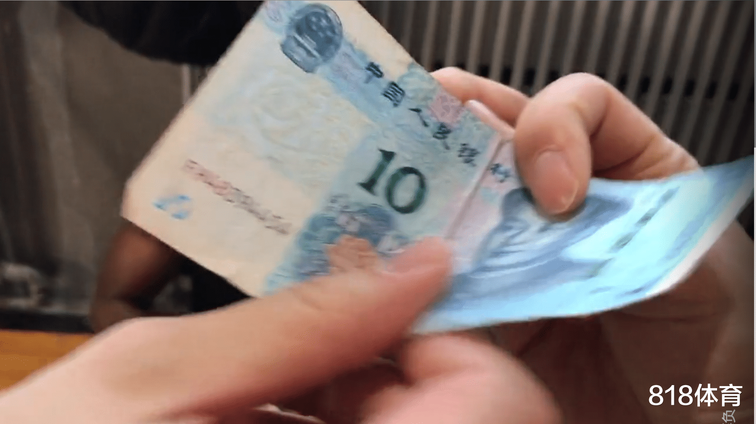 付豪|笑喷! 弗格中圈投篮输付豪100元巨款, 拿出一沓零钱, 付豪拒收: 假钱!