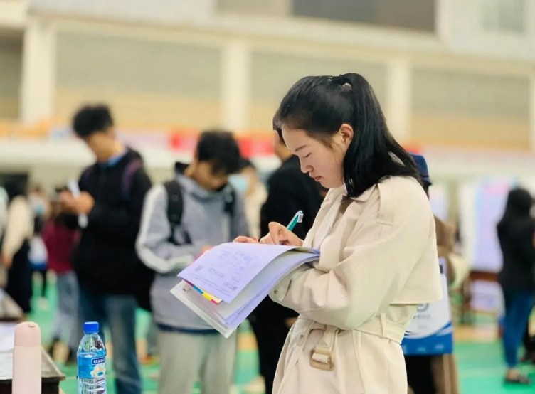 大学生|谈双休等于没事业心？HR扬言老板最讨厌谈双休的，大学生直接回怼