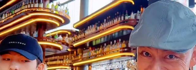 晋松|49岁晋松带妻儿下馆子，大口啃牛排毫无架子，小10岁妻子娇艳如花