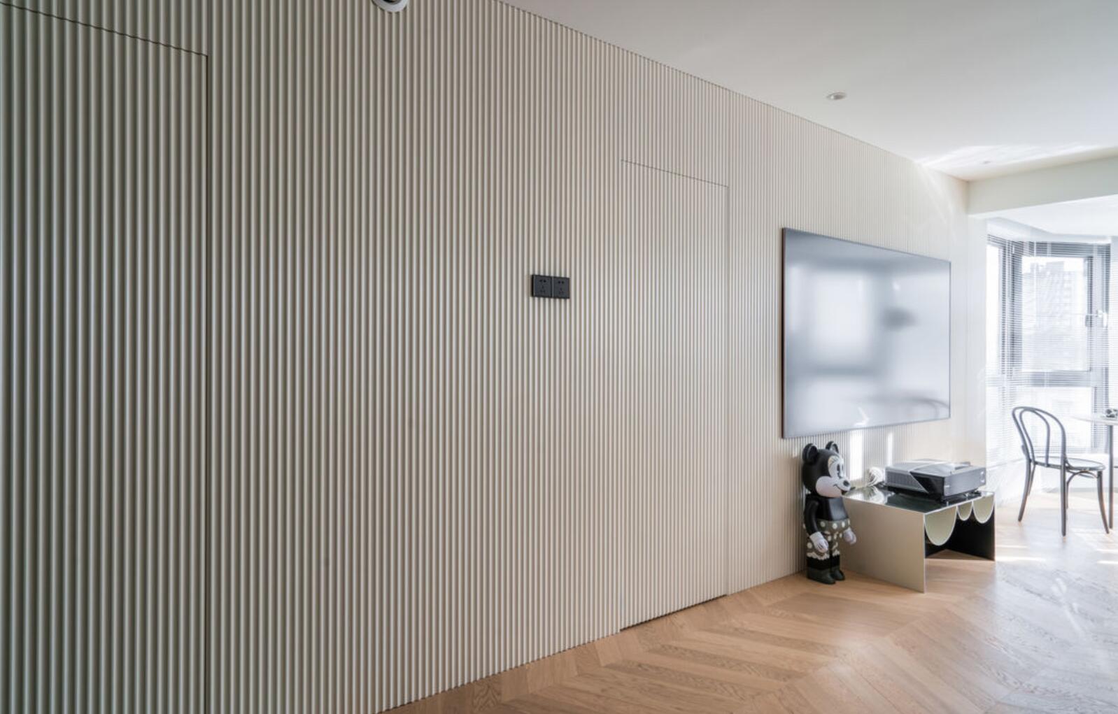 主卧做对开门，餐厅放阳台，她70㎡家，称为“改造范本”都不为过