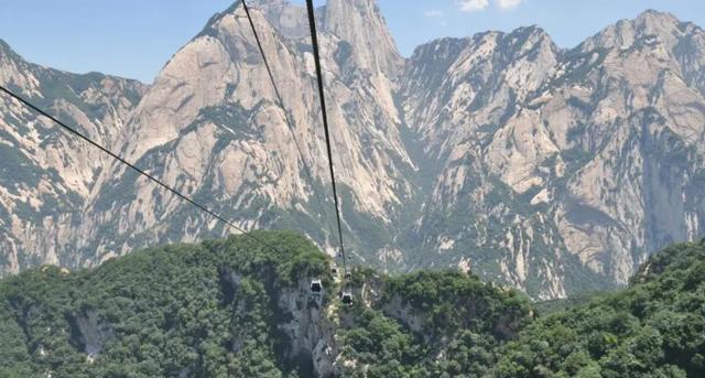 天门山索道|天门山索道和华山西峰索道，坐过的都说刺激，你认为哪个更惊险