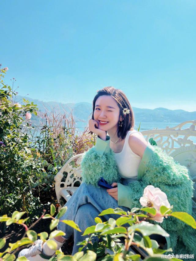 唐艺昕|唐艺昕晒度假美照生活惬意，身材窈窕似少女，笑容迷人如初恋