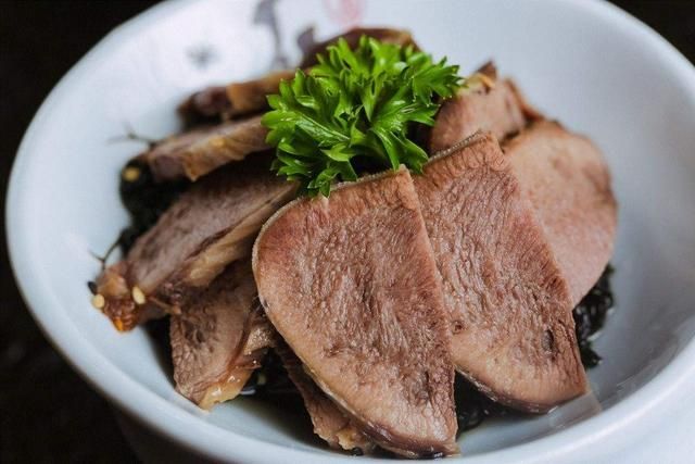 西藏|江苏男子参加西藏藏族喜宴,随礼600,菜上桌,网友:藏族真霸气