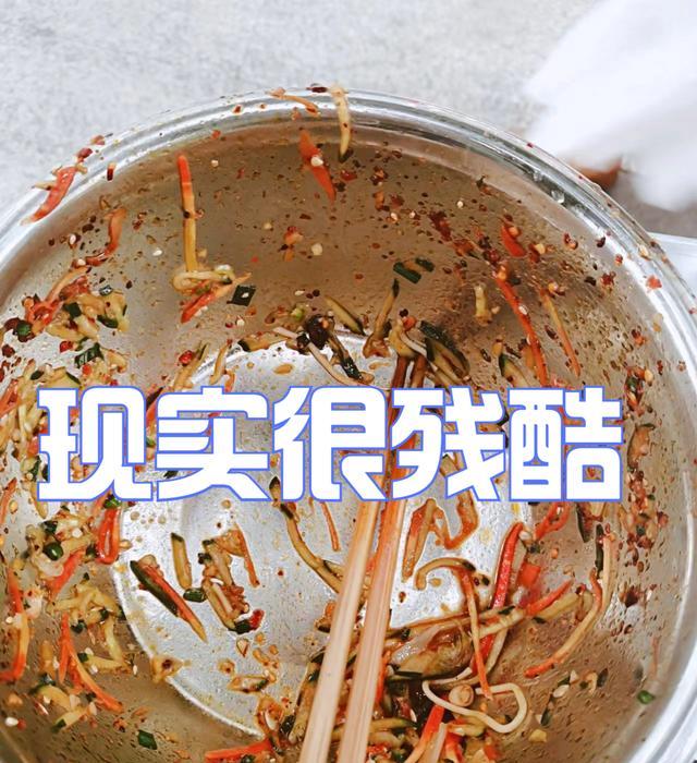 学网红摆摊,江西女子辞职卖拌面,一天收入90块,网友:现实残酷