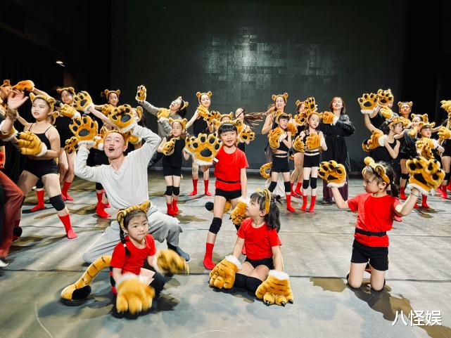 姚晨|姚晨晒女儿舞蹈演出照,小茉莉出落得越来越标致,大长腿随妈妈