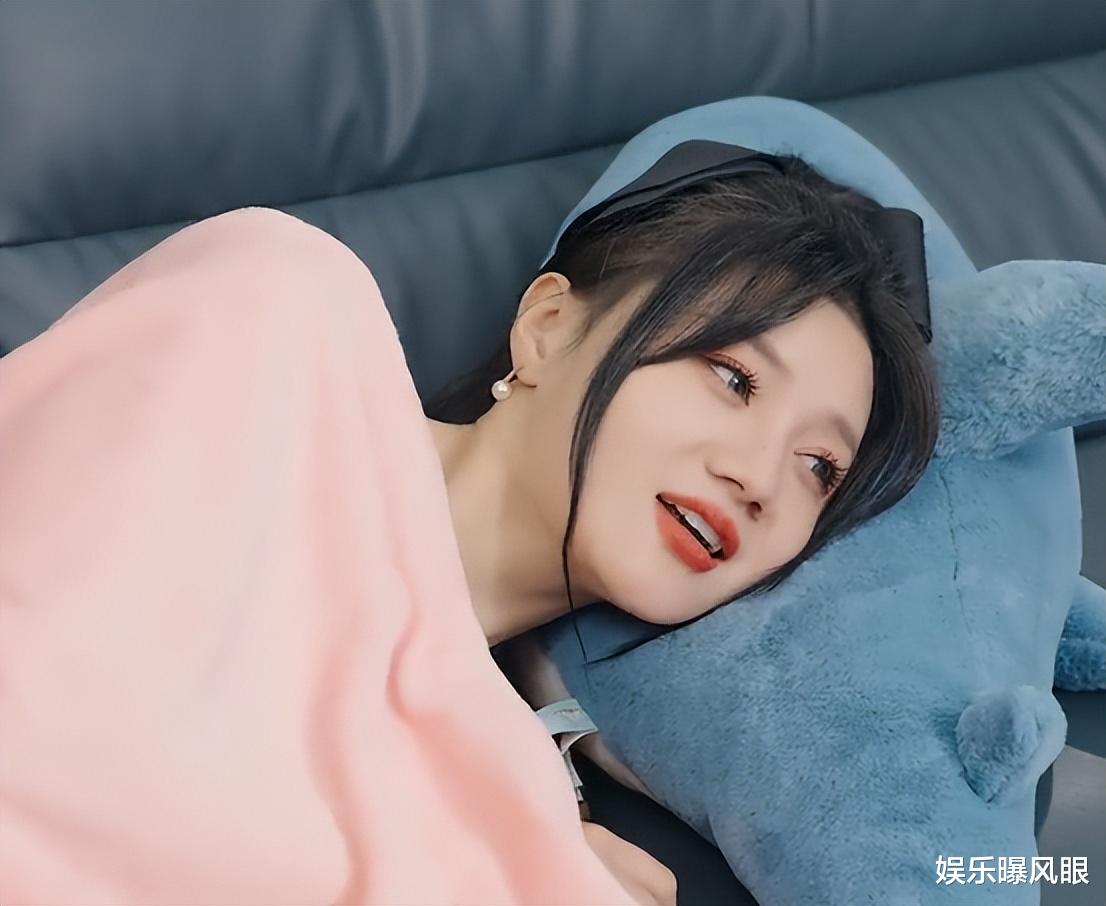 网红唐小鱼被批没素质?花盆里套黑塑料袋泡脚,网友:丢人现眼