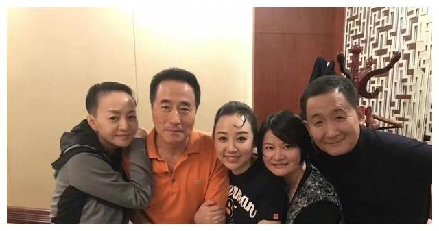 赵露思|63岁戏骨梁天曝近况,头发稀疏双眼无神显疲惫,与关凌同框惹回忆